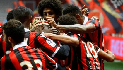 里昂主场惨败尼斯,防守漏洞暴露主帅承压